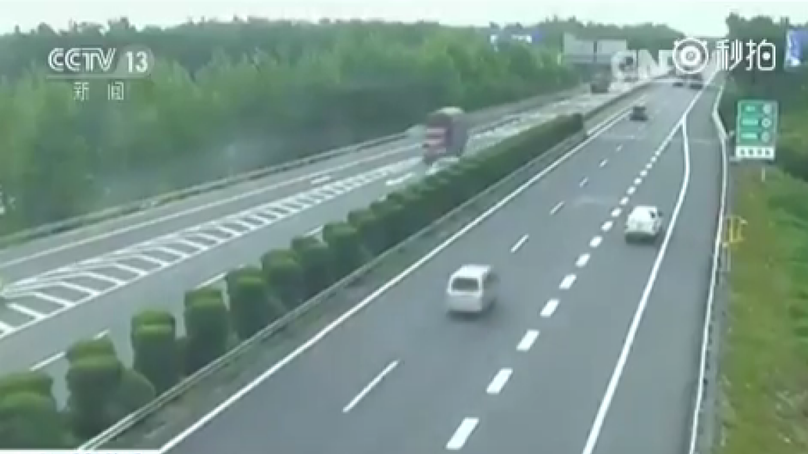 Βίντεο: Έκανε όπισθεν για 1 χλμ σε αυτοκινητόδρομο της Κίνας